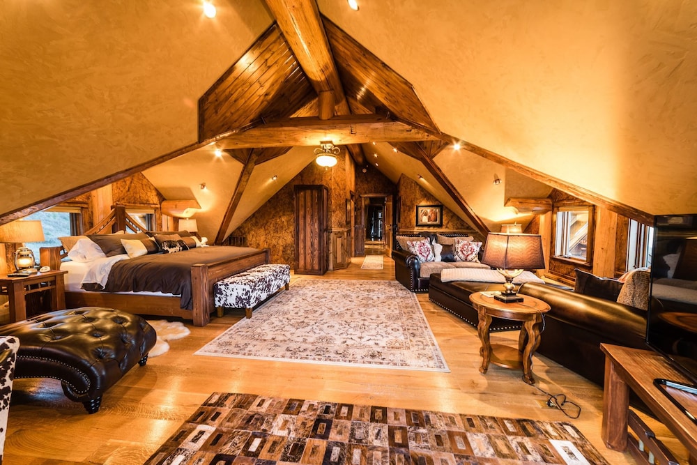 Honeymoon Suite, 1 King Bed, Private Bathroom photo 3