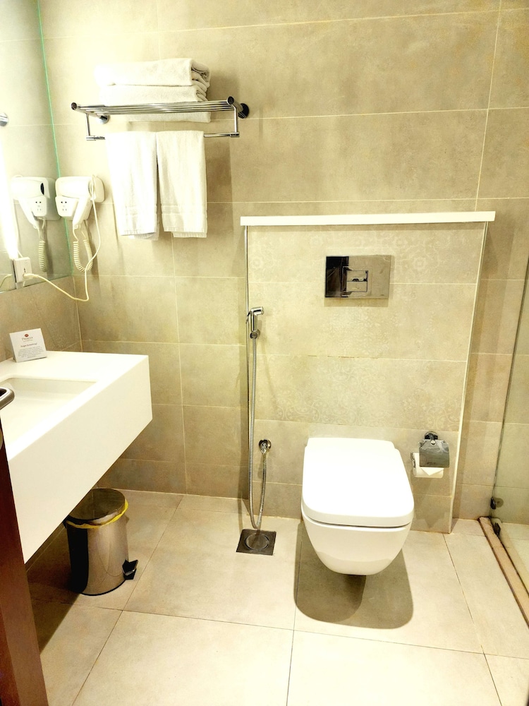 Executive Room, 2 Twin Beds, Non Smoking, City View (with Extra Bed) - Photo 4