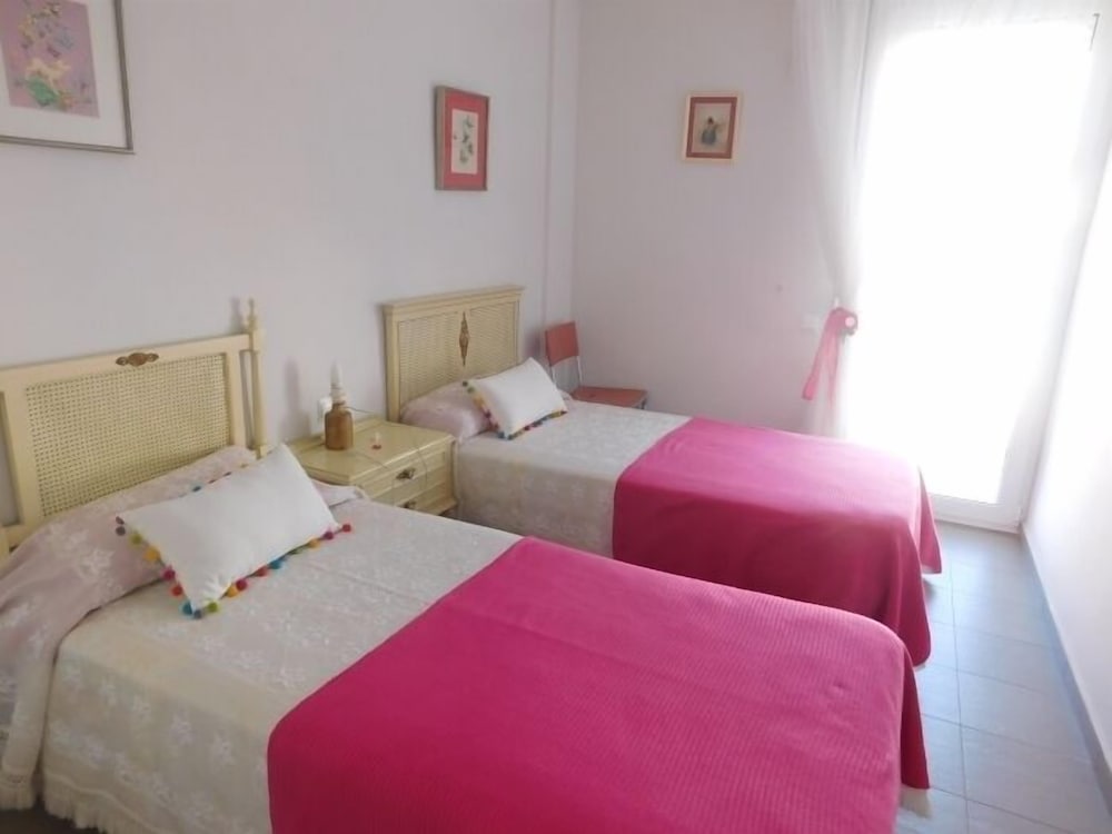 House, 3 Bedrooms photo 2