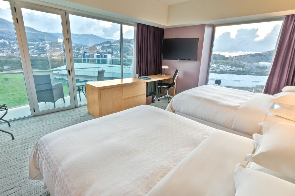 Club Room, 2 Queen Beds, Balcony, Mountain View
