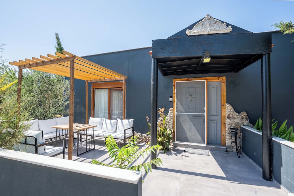 Luxury Villa, 1 Bedroom, Garden View, Poolside photo 3