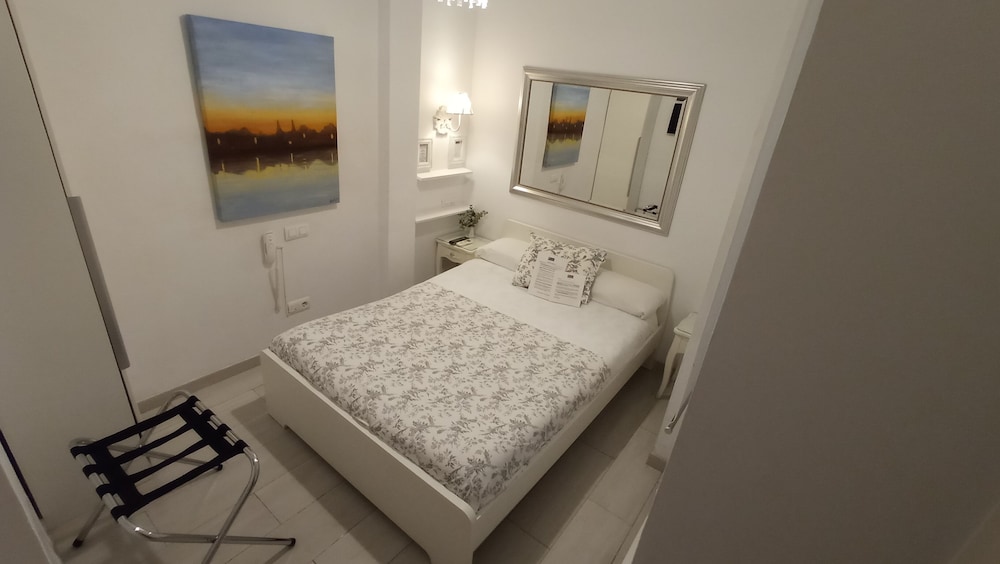 Economy Double Room (Interior) - Photo 1