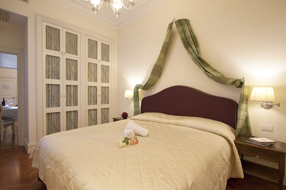 Deluxe Apartment, 1 King Bed with Sofa bed thumbnail 5