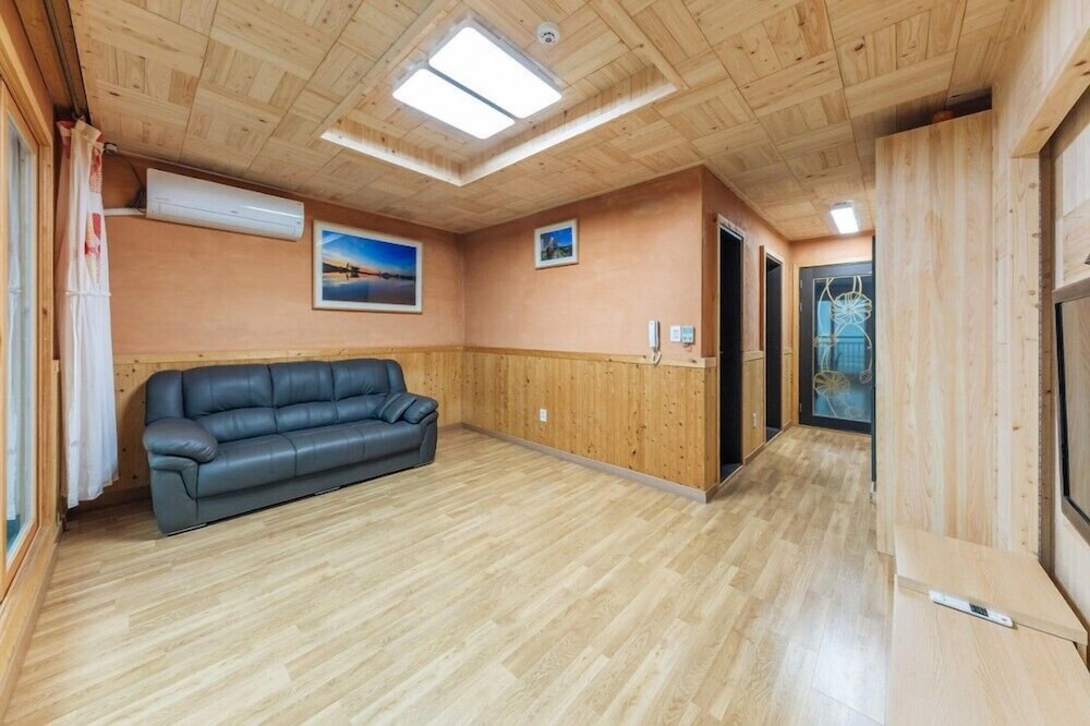 Room (Island 202) - Photo 3