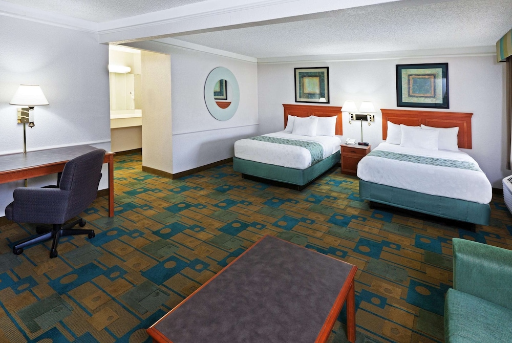 Executive Room, 2 Queen Beds, Non Smoking, Pool View - Photo 5