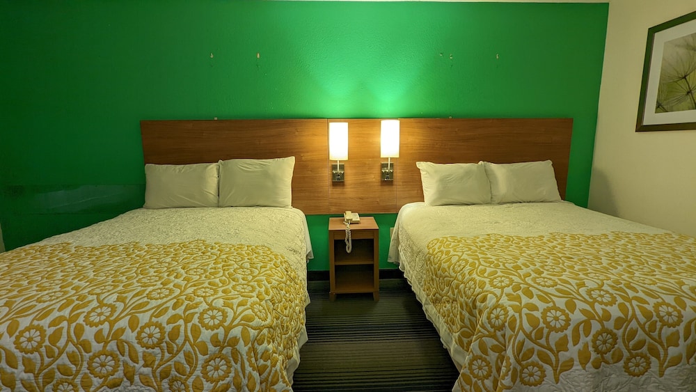 Room, 2 Queen Beds, Non Smoking, Microwave photo 3