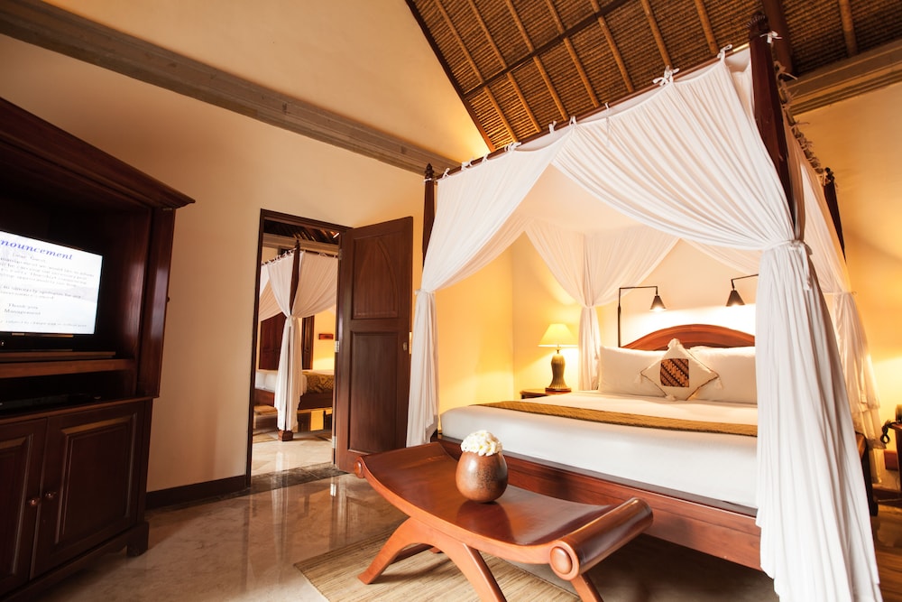 Three Bedroom  Villa with Private Pool - Photo 4