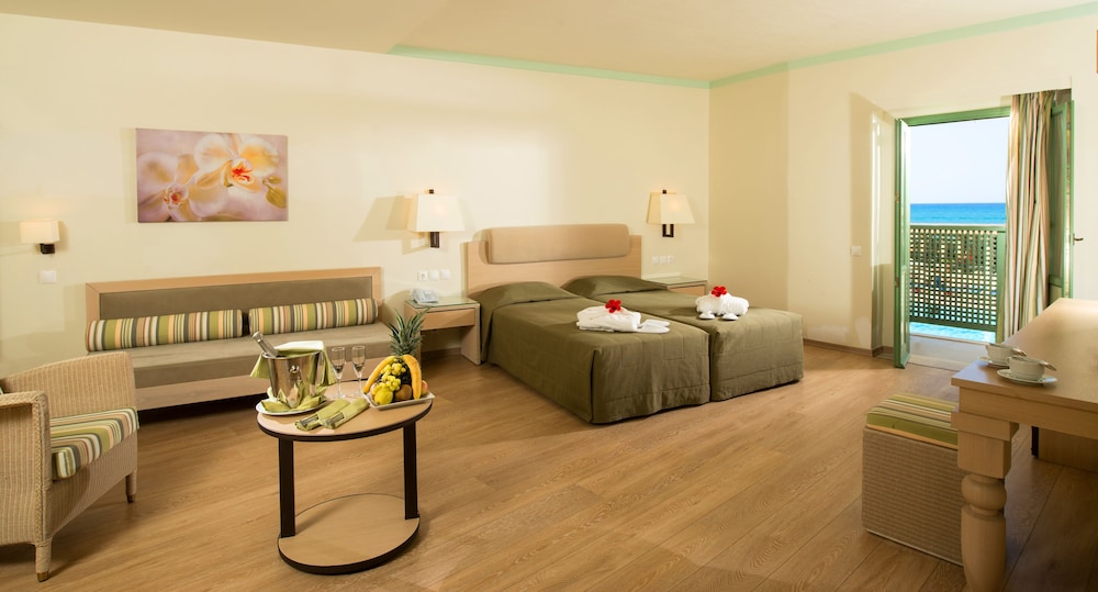 Suite, 1 Bedroom - Photo 2