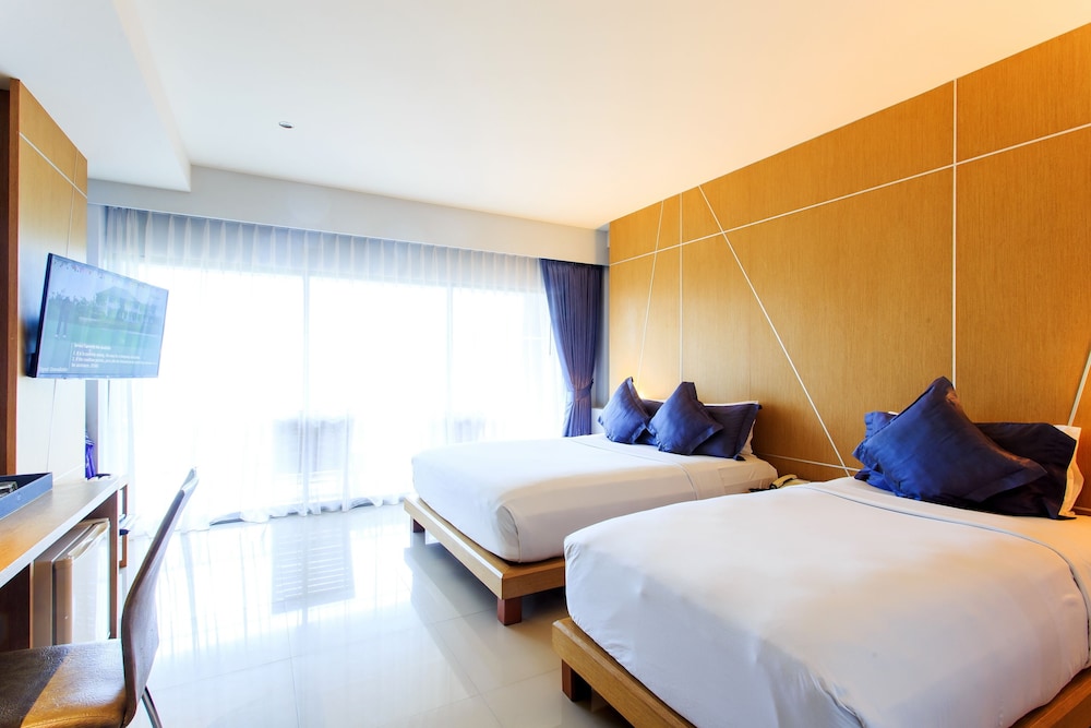 Deluxe Room, Balcony - Photo 8