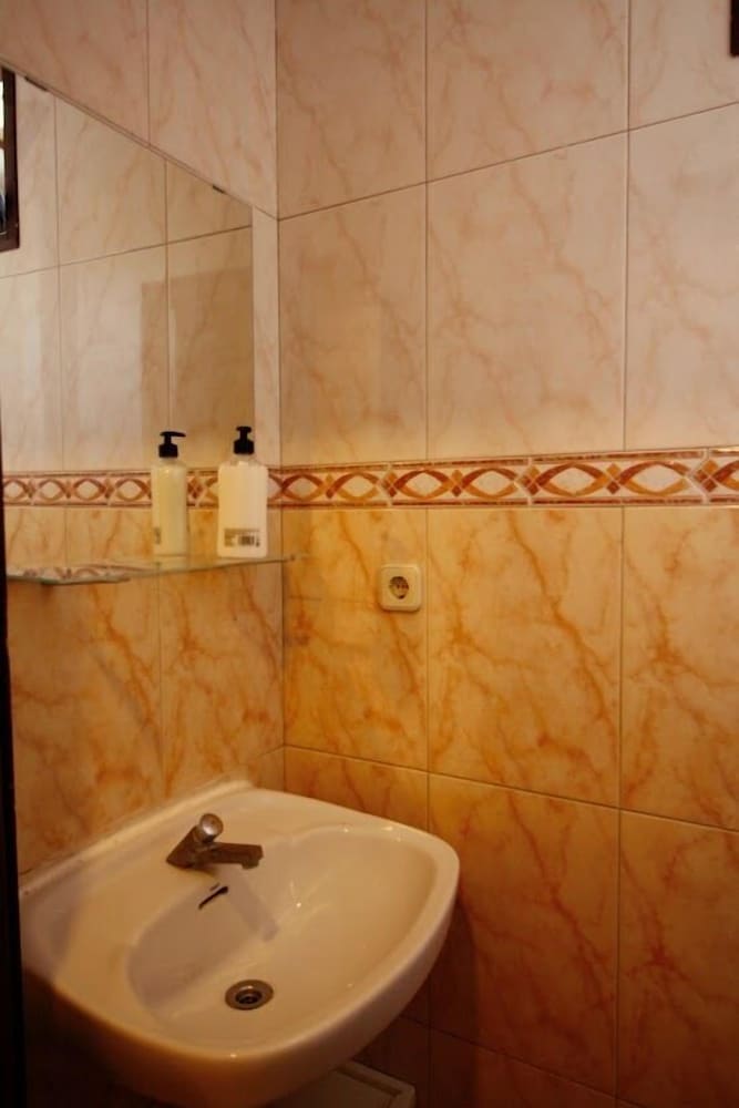 Economy Room (with only shower) photo 2
