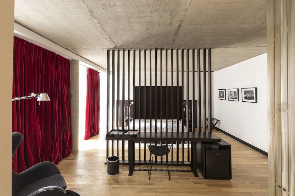 Room, 1 Queen Bed, Balcony, Corner