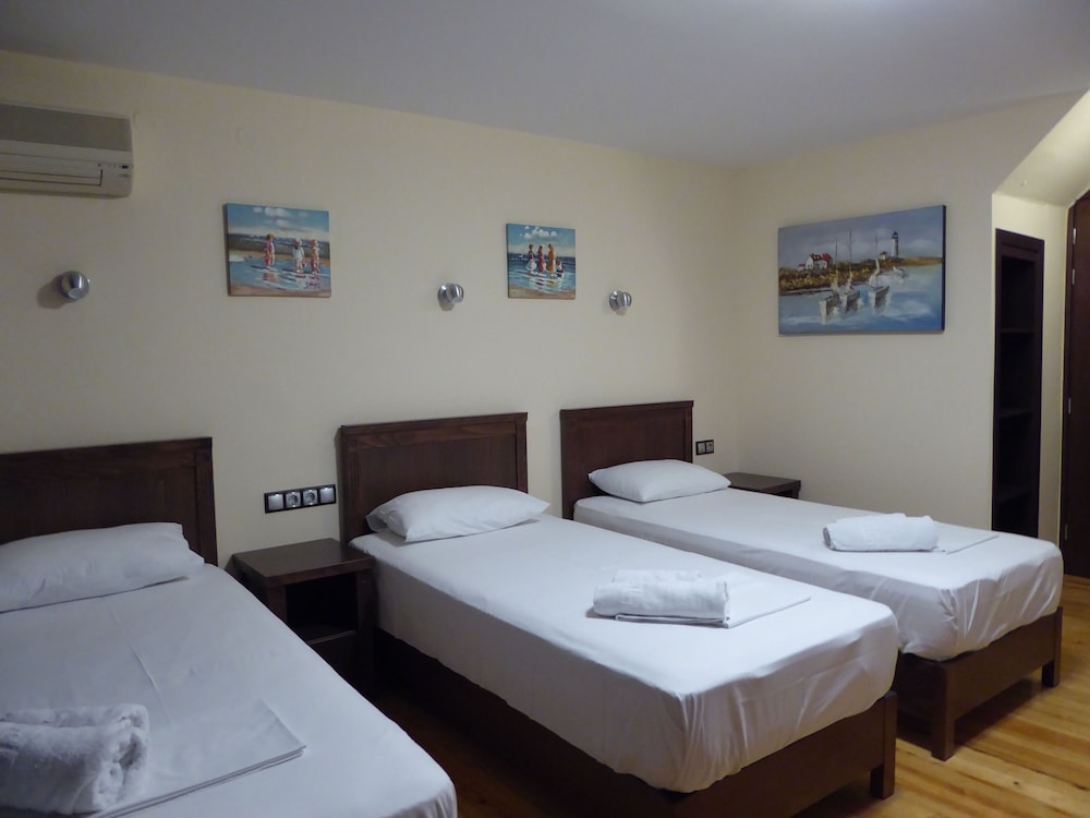 Standard Triple Room, City View photo 3