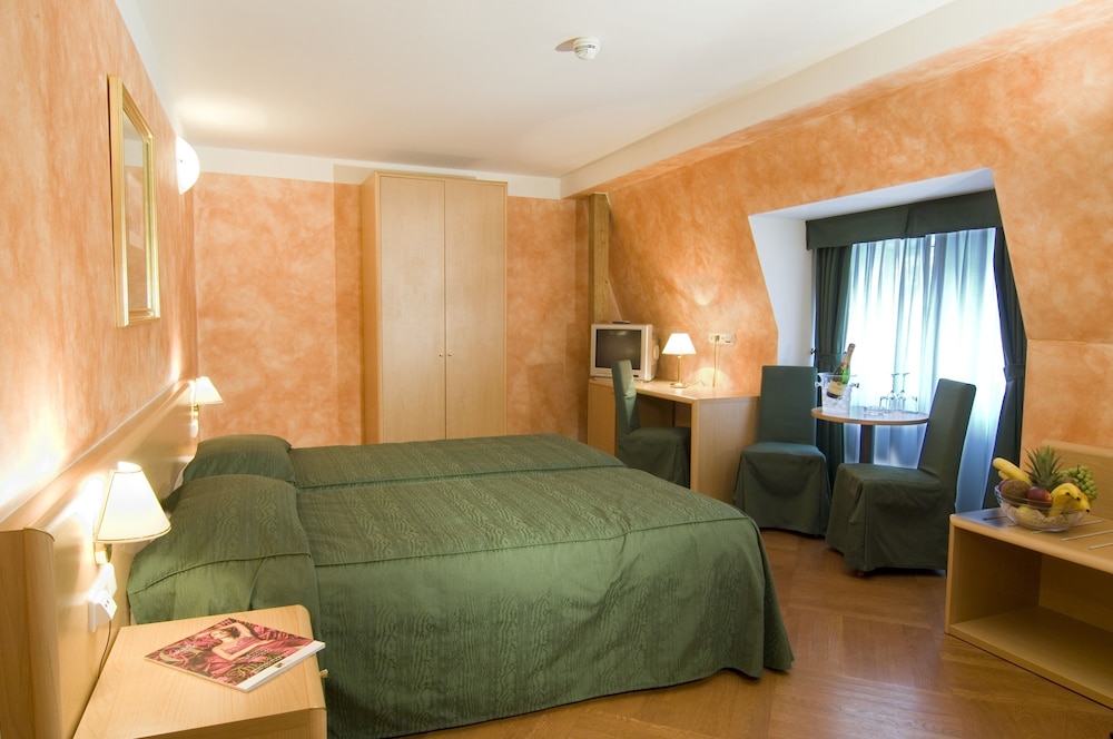 Double or Twin Room - Photo 6