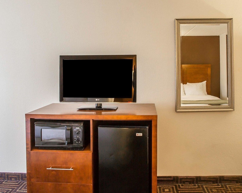 Standard Room, 2 Queen Beds, Non Smoking - Photo 2