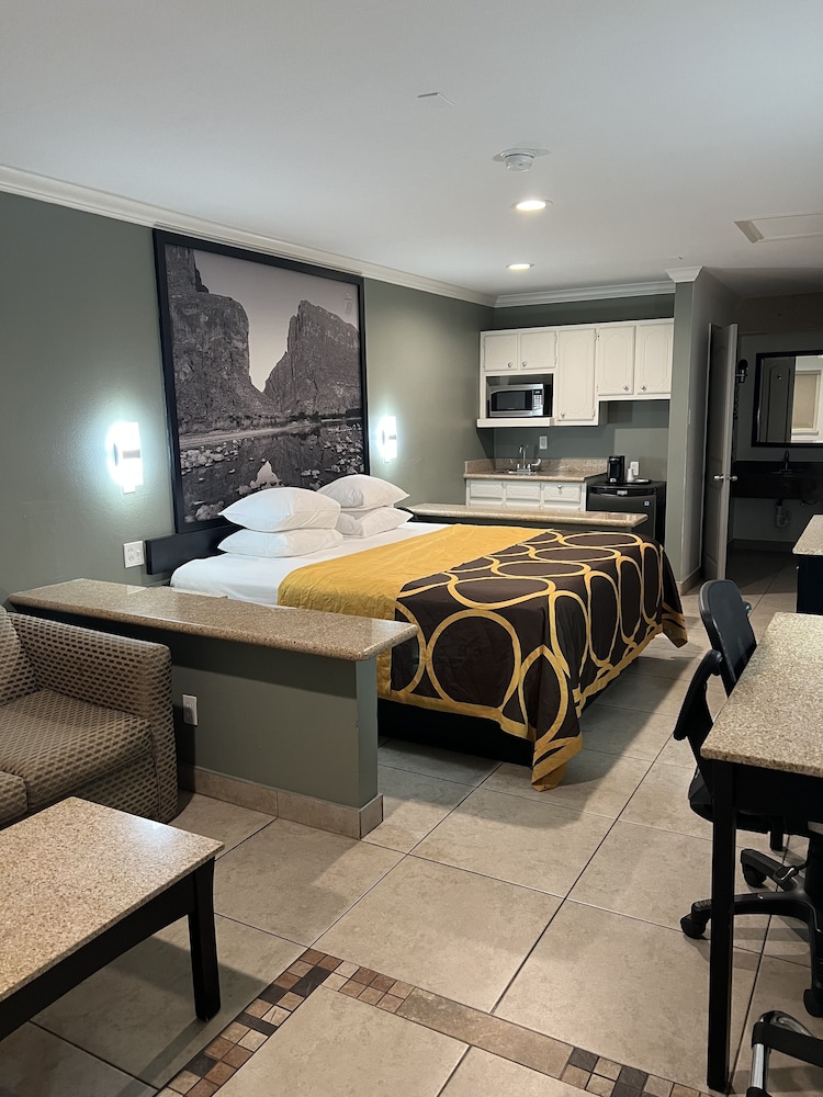 Suite, 1 King Bed, Non Smoking - Photo 2