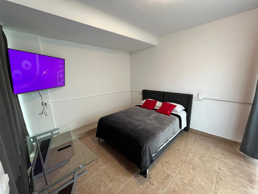 Basic Room, 1 Queen Bed photo 2