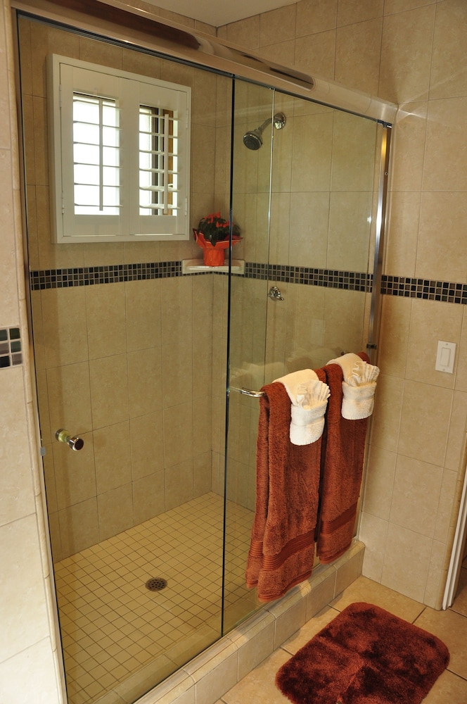 Basic Room, 1 King Bed (Near Lobby And Stairway) photo 3