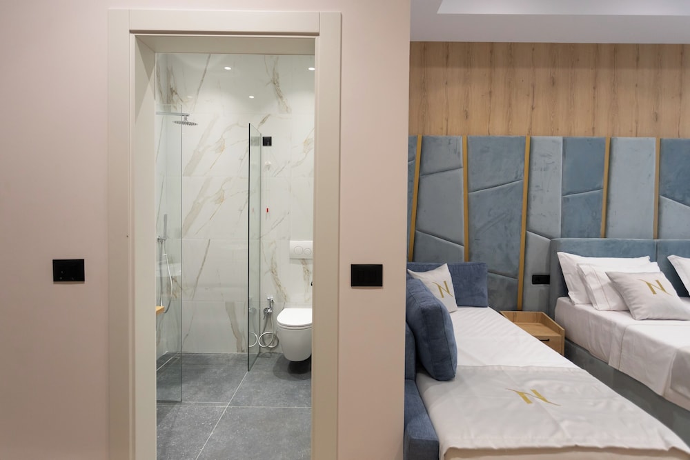 Superior Triple Room, Balcony, City View photo 3