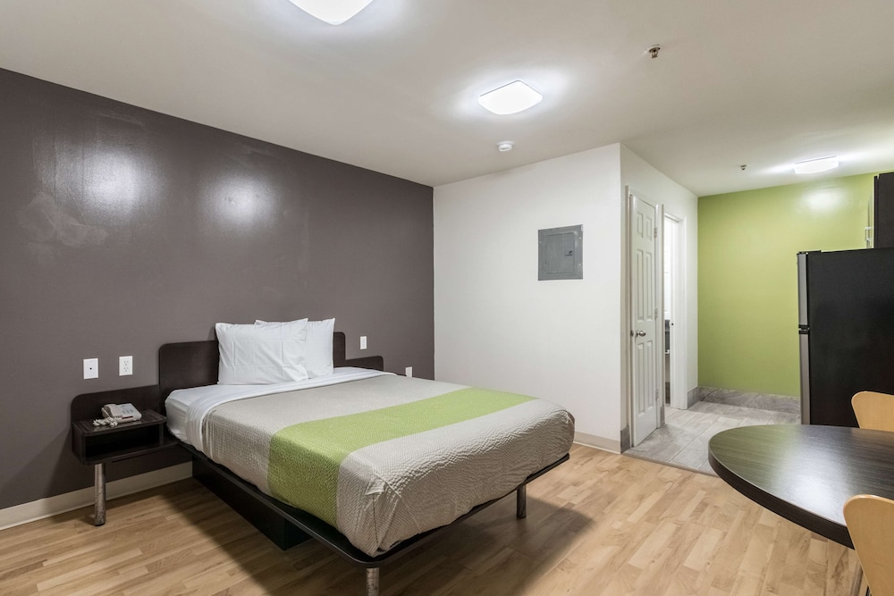 Deluxe Room, 1 Queen Bed, Non Smoking, Kitchenette - Photo 11