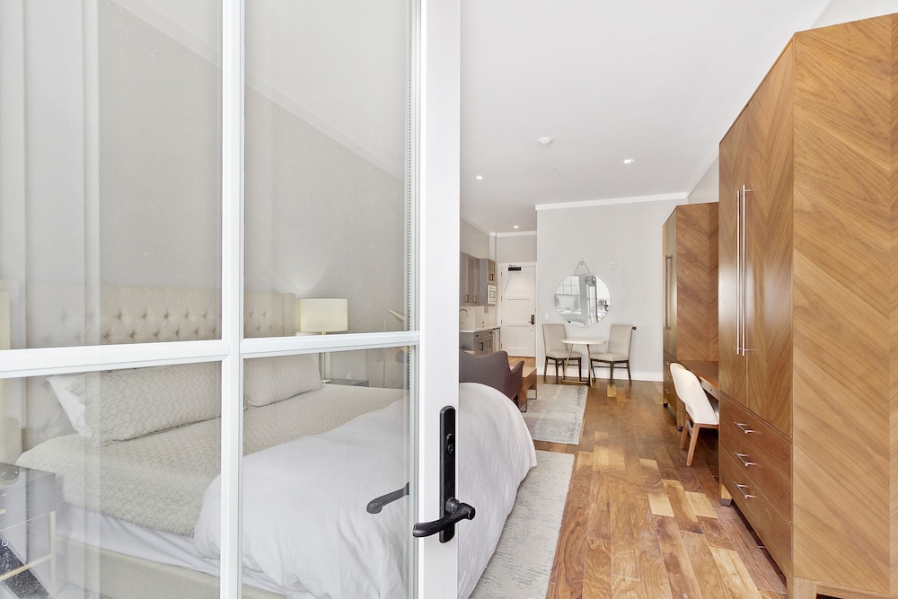 Luxury Suite, King Bed w/ Patio photo 1