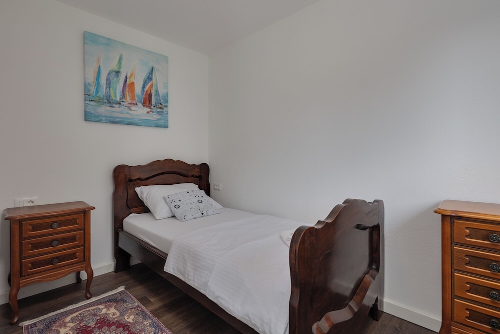Family House, Multiple Bedrooms, 2 Bathrooms, Mountainside (Hidden Pool House With Sea View)