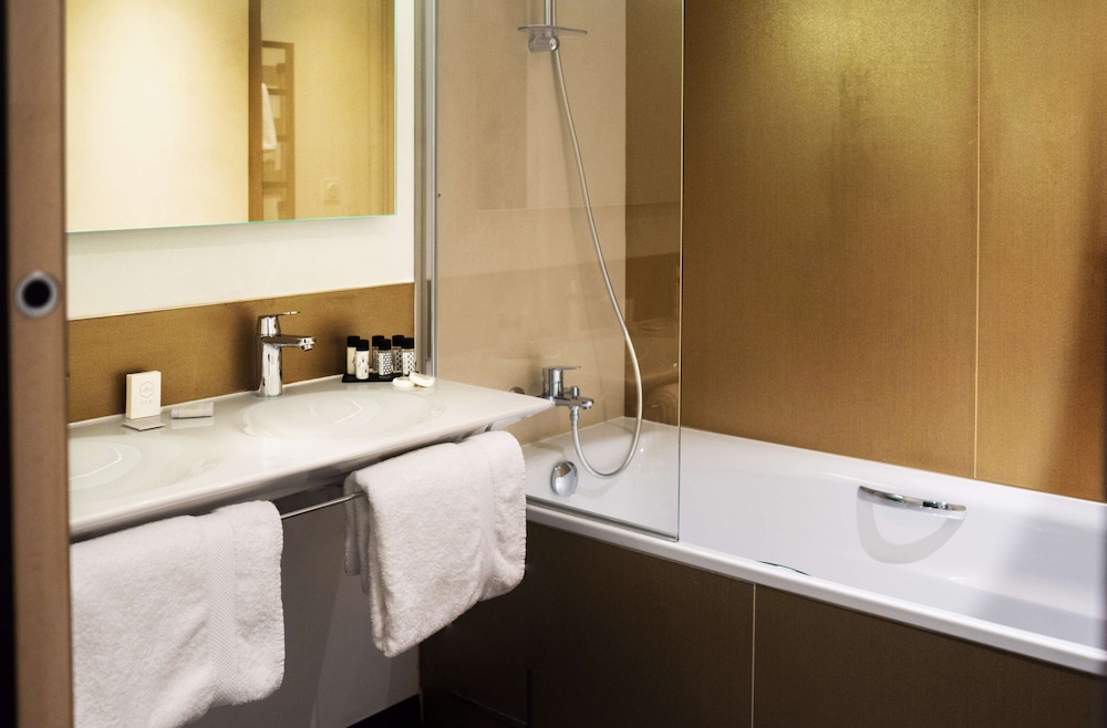 Standard Room, Multiple Beds - Photo 3