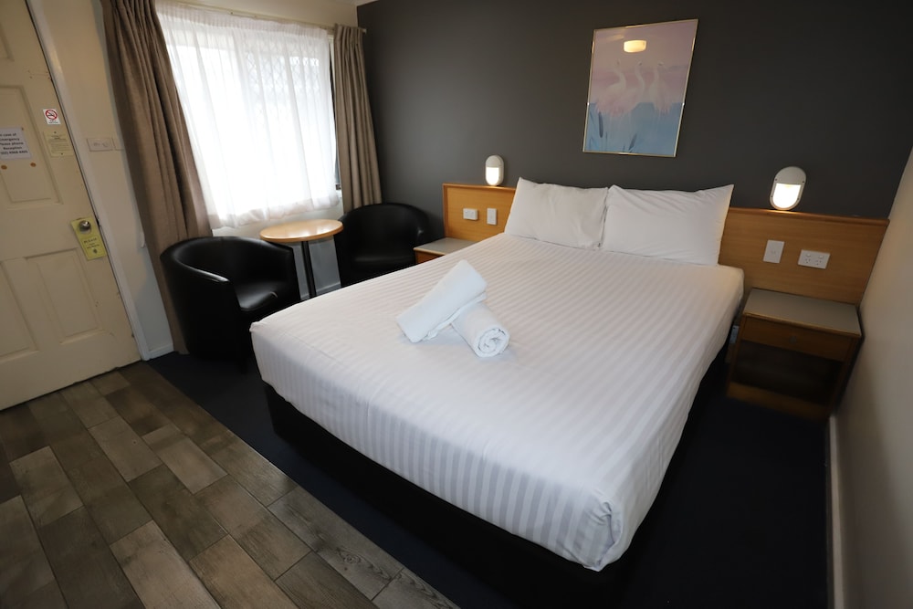 Deluxe Queen Room (Pet Friendly) photo 2