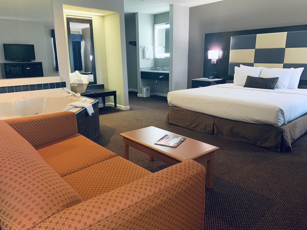 Suite, 1 King Bed, Non Smoking, Jetted Tub - Photo 2