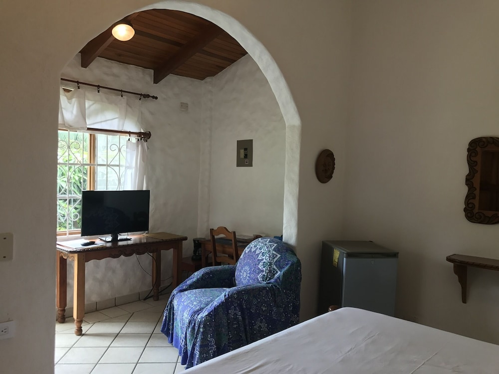 Standard Room, 1 King Bed photo 3