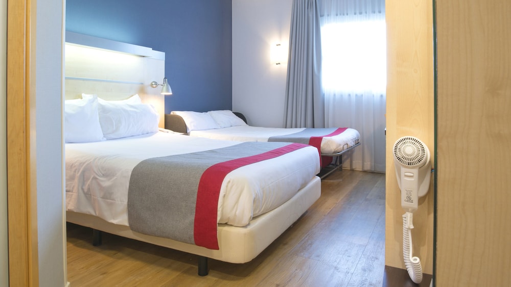 Standard Room, 1 Queen Bed with Sofa bed (Free Breakfast) - Photo 1