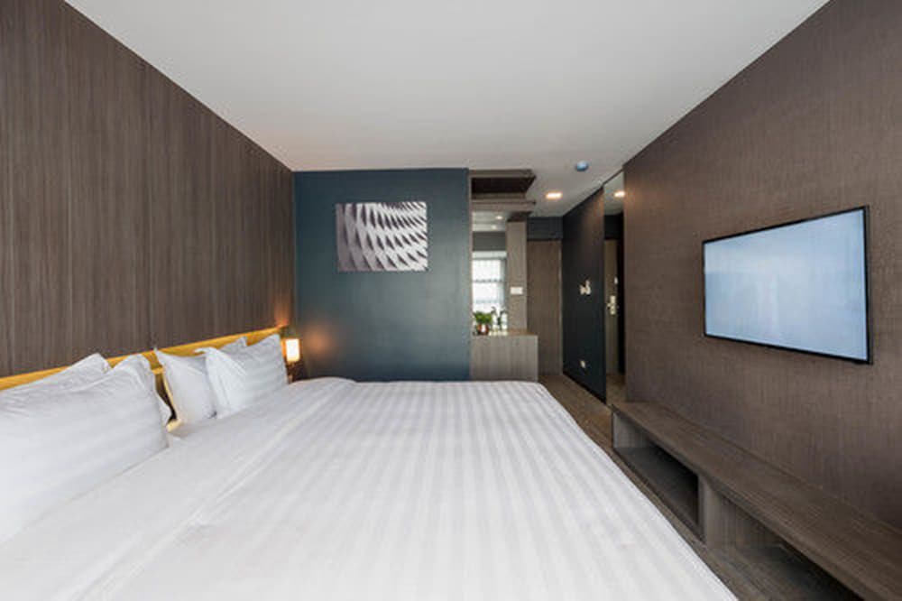 Deluxe Room, 1 King Bed photo 2