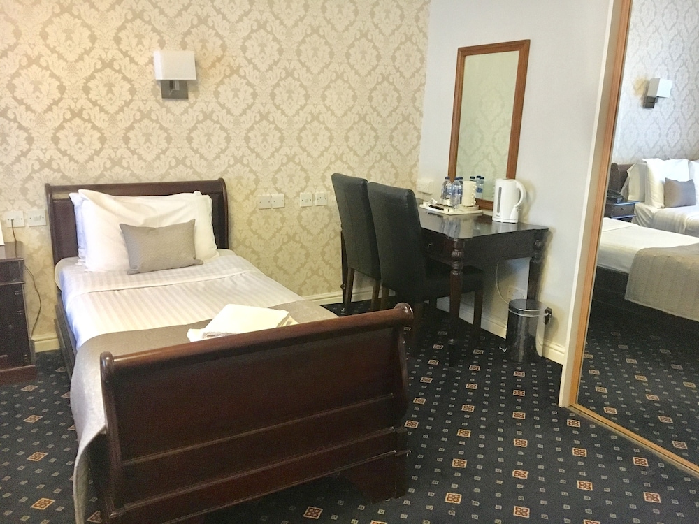 Standard Room, Multiple Beds, Non Smoking - Photo 7