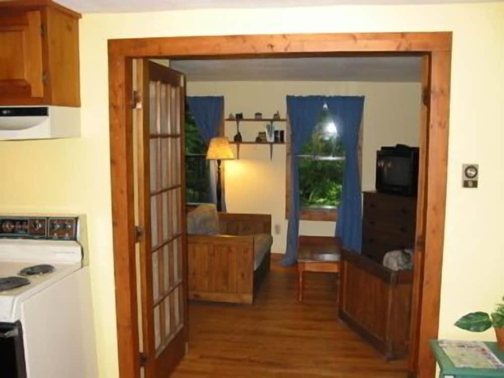 Birch Cottage, 1 Queen, 1 Full Futon photo 3