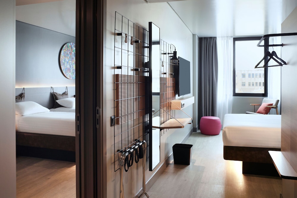 Room, 1 Queen Bed (View) thumbnail 5