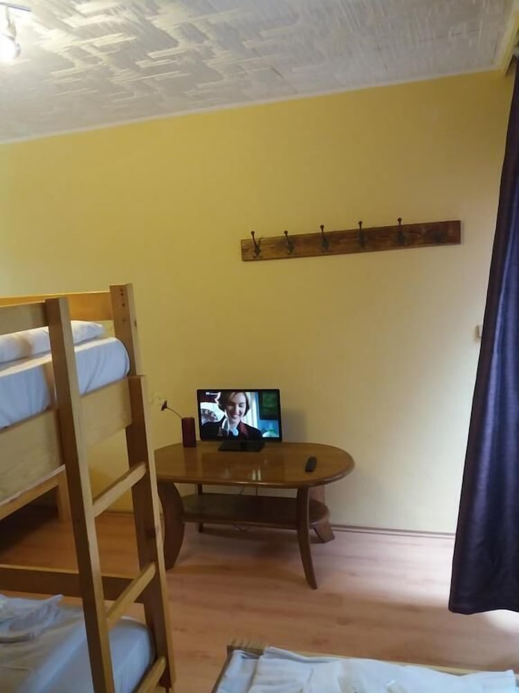 Economy Room, Multiple Beds, Ensuite photo 3
