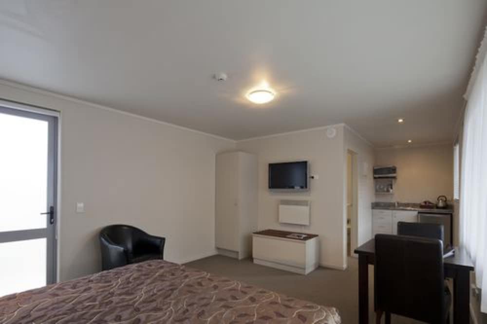 Standard Suite, 1 Bedroom, Non Smoking, Kitchenette (Cedar Hot Tub)