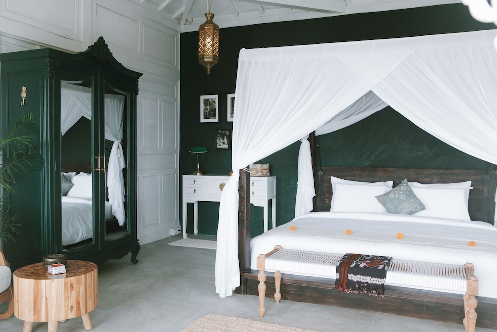 White Romantic Villa photo 3