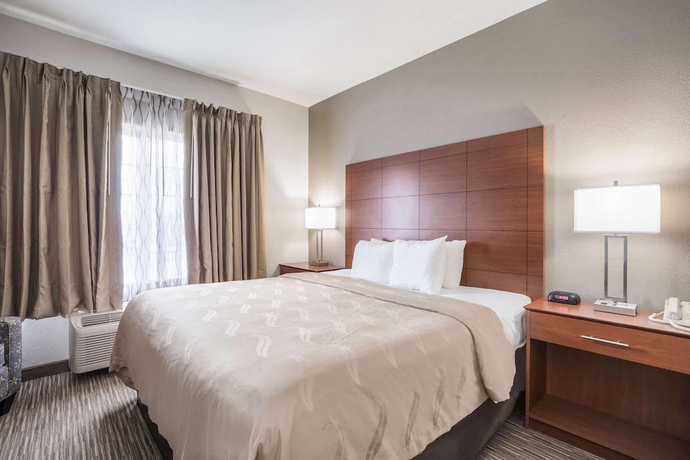 Suite, 1 King Bed, Non Smoking - Photo 2