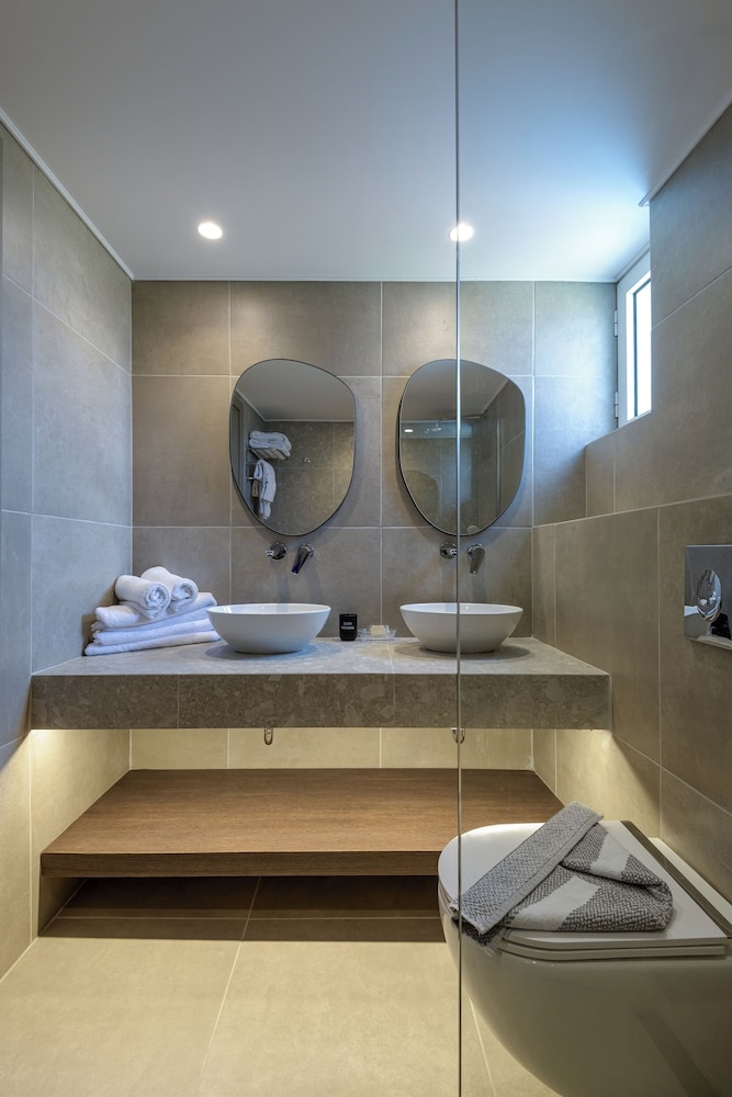 Deluxe Suite, Sea View - Photo 13