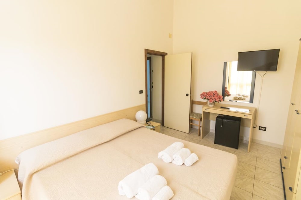 Economy Double or Twin Room, Courtyard Area photo 3