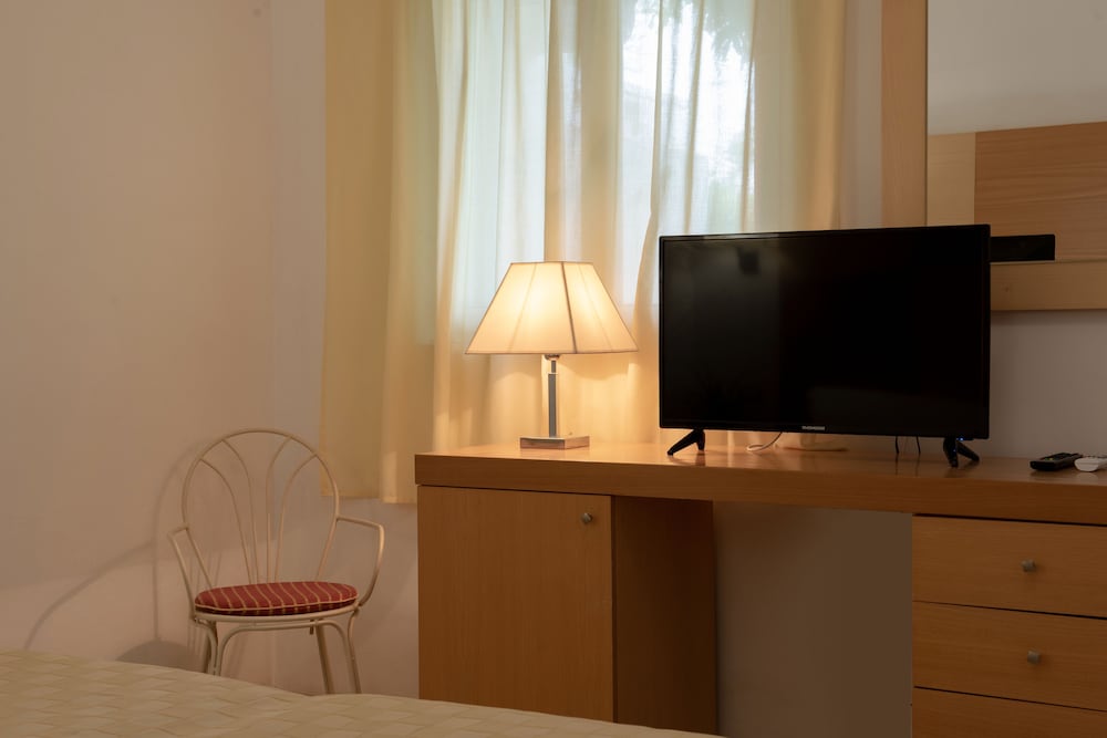 Economy Triple Room photo 3