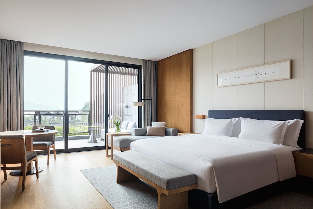 Deluxe Room, 1 King Bed, Garden View - Photo 5