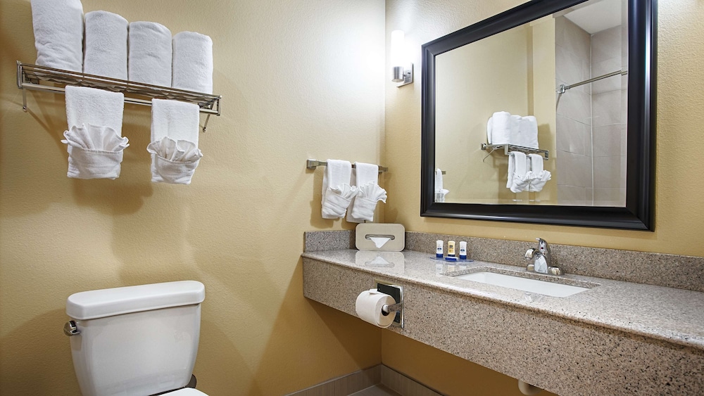 Suite, 1 King Bed, Non Smoking, Refrigerator & Microwave photo 3