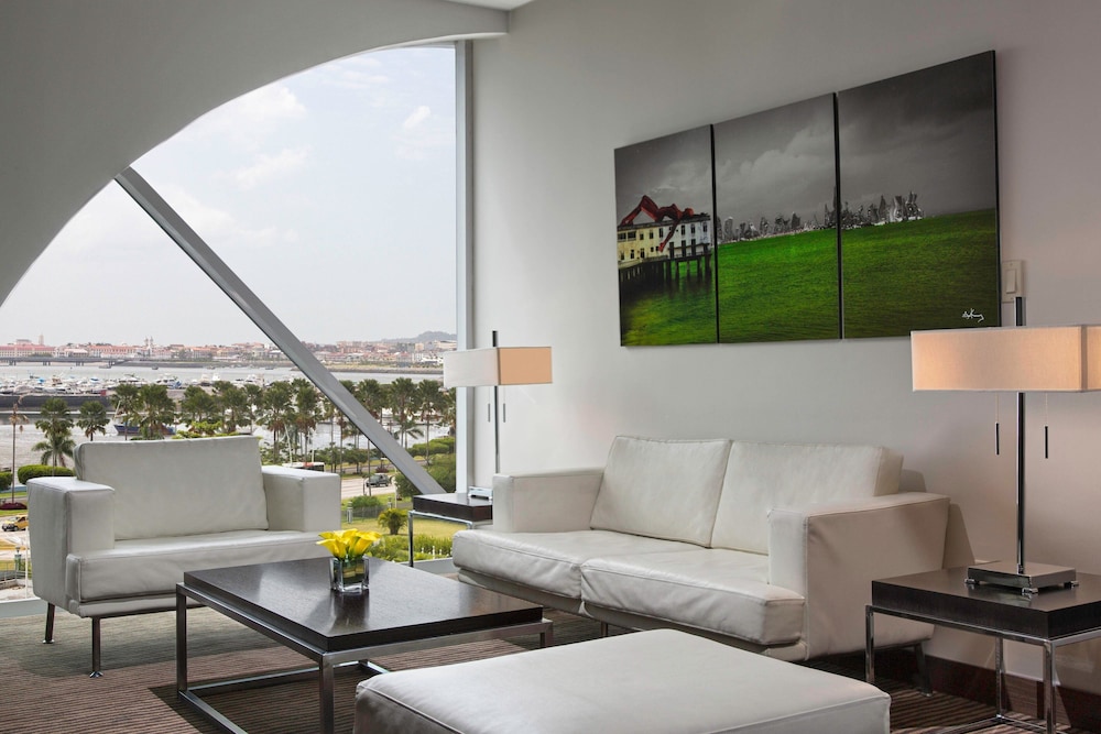 Suite, 1 King Bed photo 1