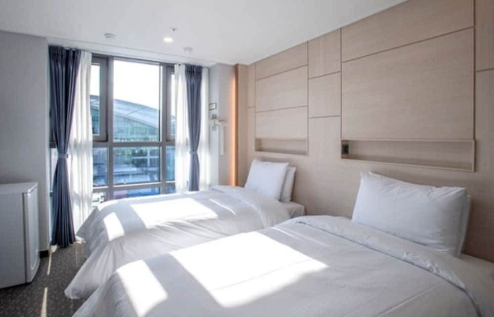 [Foreigner Only, Sevenluck Casino Pkg] Standard Twin Room - Photo 1