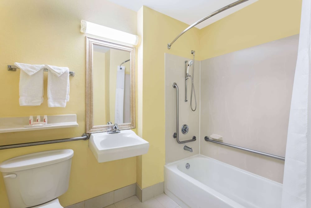 Room, 1 King Bed, Accessible, Non Smoking (Third Floor) - Photo 2