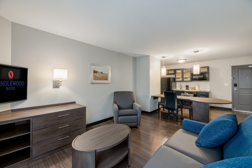 Suite, 1 Bedroom - Photo 2