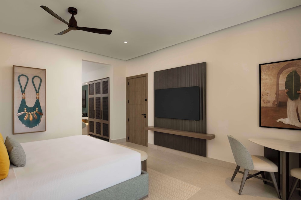 Room, 1 King Bed, Oceanfront - Photo 3