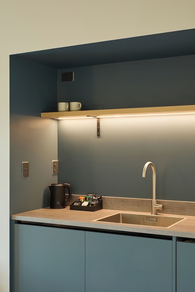 Executive One-Bedroom Apartment - Photo 6
