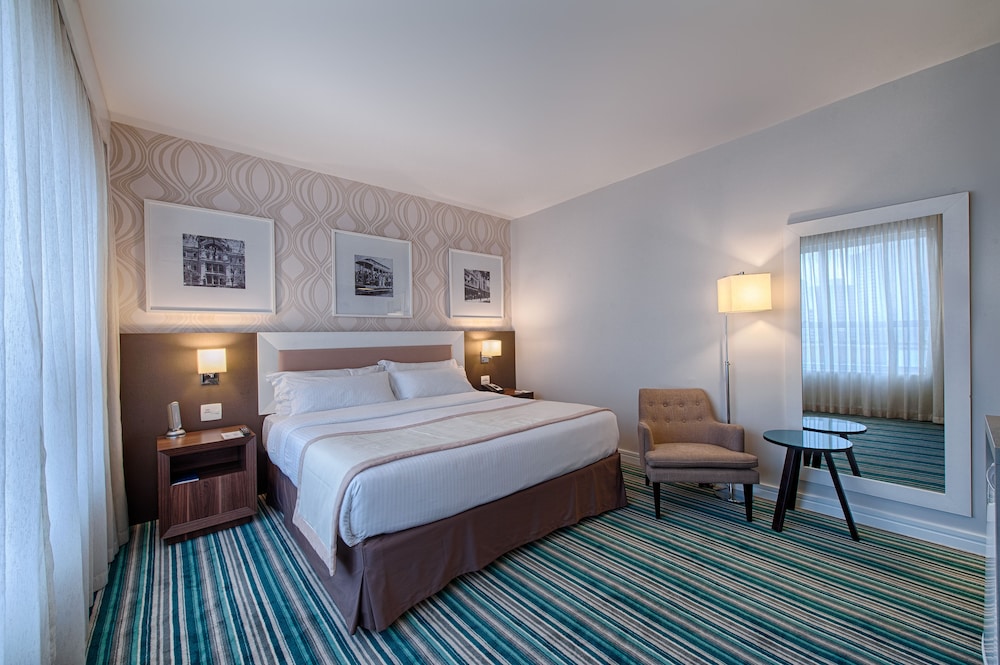 Standard Room, 1 King Bed (Low Floor) photo 3